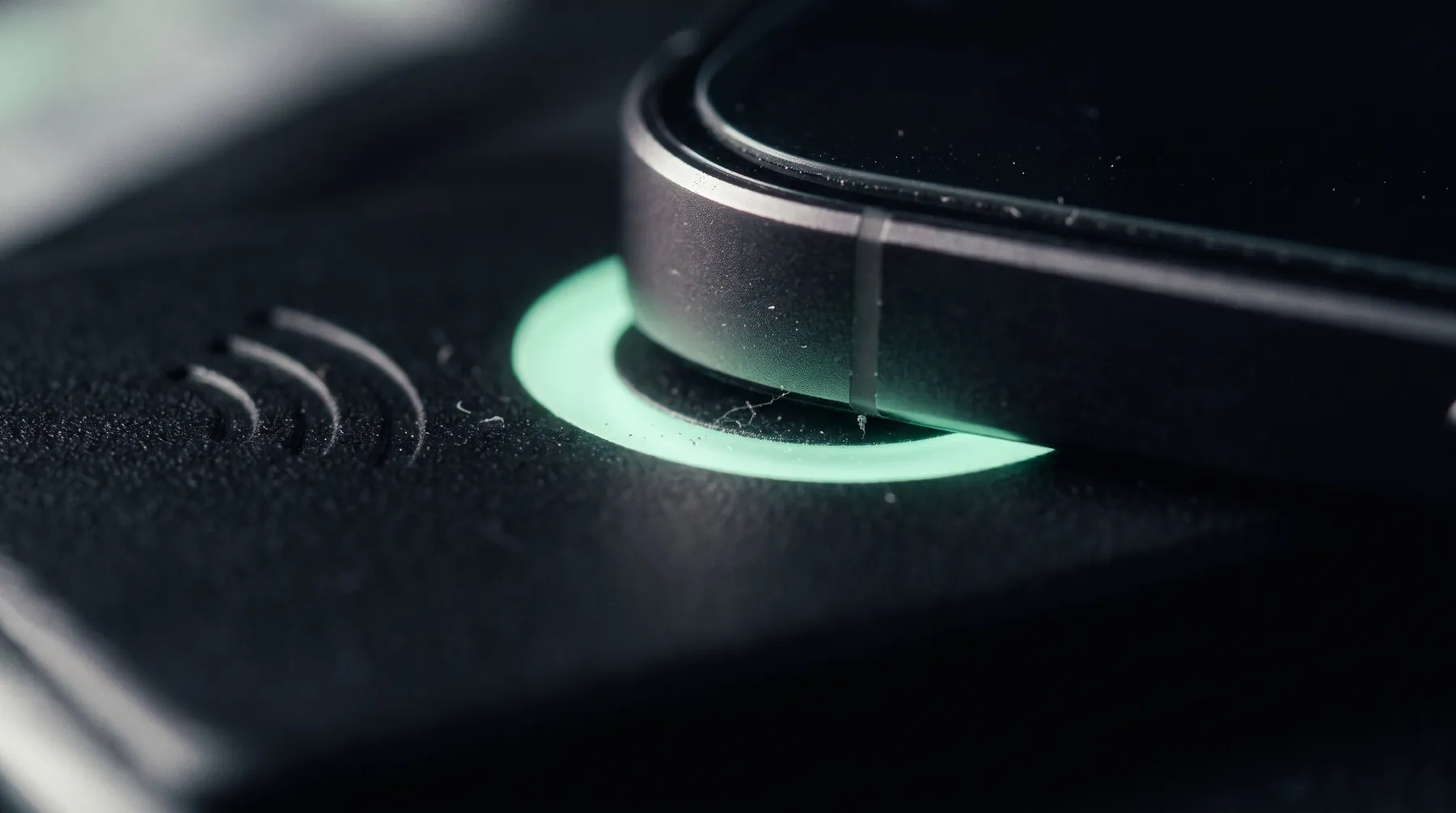 Celular tocando una placa NFC con un anillo de luz